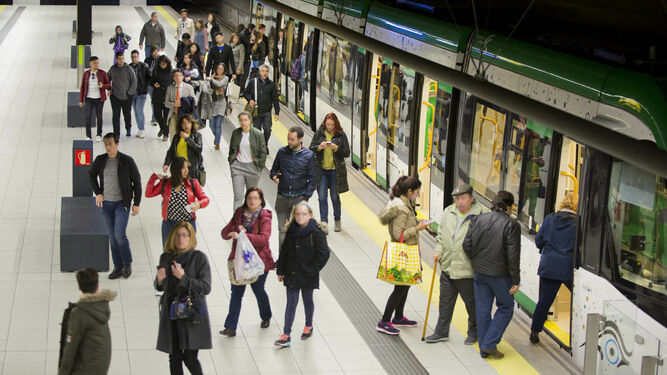 Viajeros del Metro de Málaga.