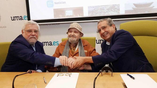 José Manuel Cabra de Luna, Julio Diamante y José Ángel Narváez tras la firma de la donación.