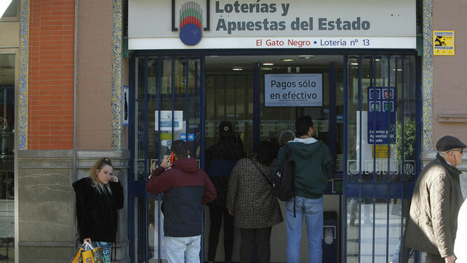 Gente en una administración de lotería
