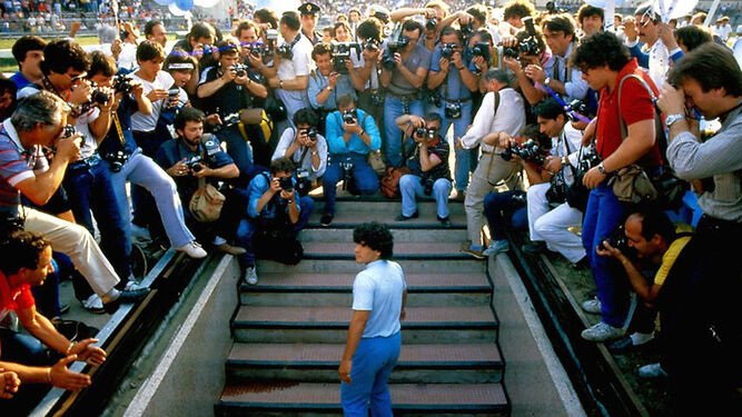 Maradona, el día de su presentación en el Nápoles.