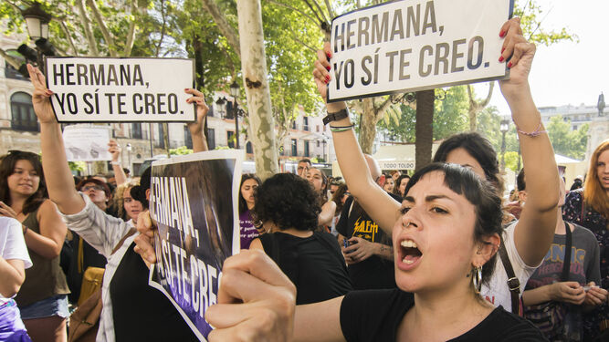 Manifestación en Sevilla de apoyo a la víctima de otra violación grupal.