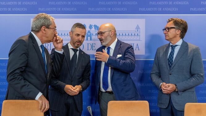 Rogelio Velasco,  Juan Bravo, Alejandro Hernández y Manuel Gavira, tras la firma del pacto presupuestario, el pasado 12 de junio.