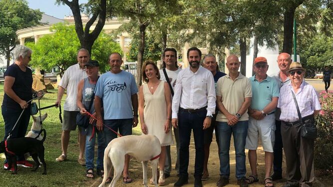 Pérez, junto a representantes de la  Asociación Solidaridad, Parque del Mar y la Plataforma de Usuarios del Parque Canino de Huelin.