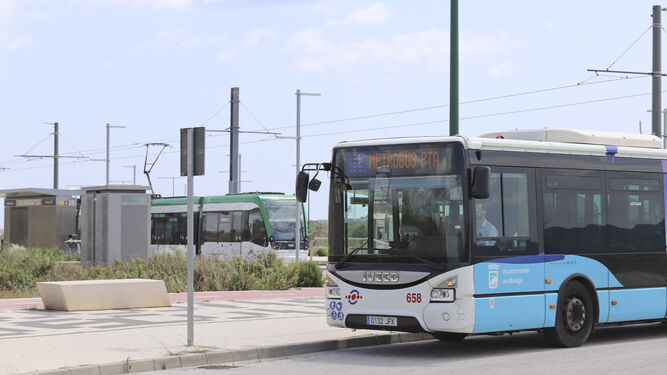 Un autobús de la EMT y uno de los trenes del Metro en la ampliación de la Universidad de Málaga.