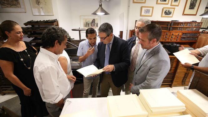 Francisco Salado revisa uno de los ejemplares de ‘Soneto’ junto a Andrade, Mesa Toré, González y Pedraza.
