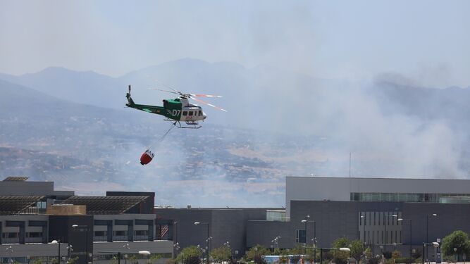Un helicóptero del Infoca trabaja en las labores de extinción del incendio.
