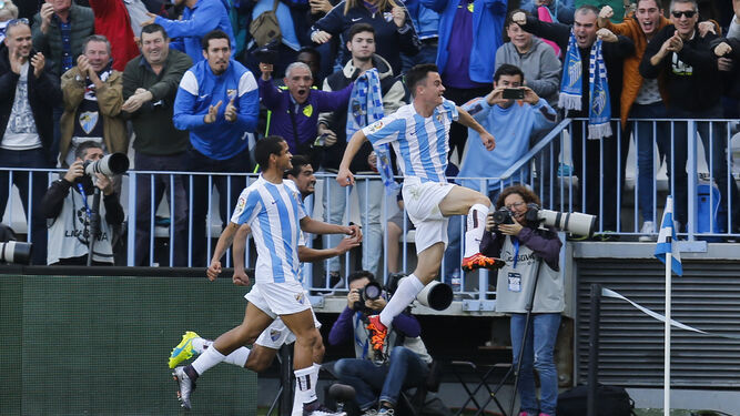 Rosales y Juanpi celebran junto a Chori Castro un gol del mediapunta al Barça en 2016.