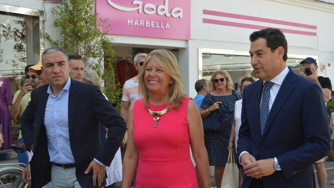 Juanma Moreno, este lunes en su visita a Marbella, junto con Ángeles Muñoz y Elías Bendodo.