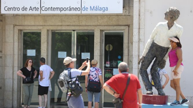 Visitantes a las puertas del Centro de Arte Contemporáneo de Málaga este lunes.