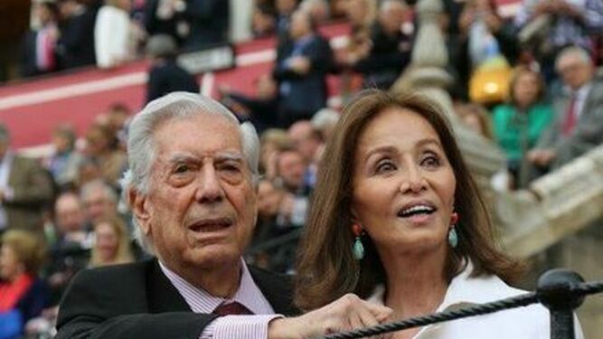 Mario Vargas Llosa e Isabel Preysler en la Maestranza de Sevilla