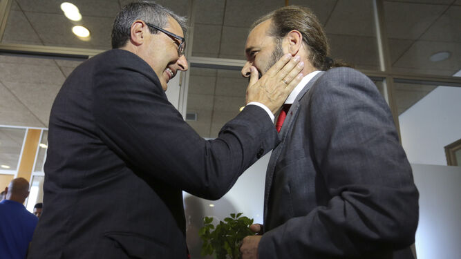 Francisco Salado y Juan Cassá se saludan en el pleno de constitución de la Diputación de Málaga.