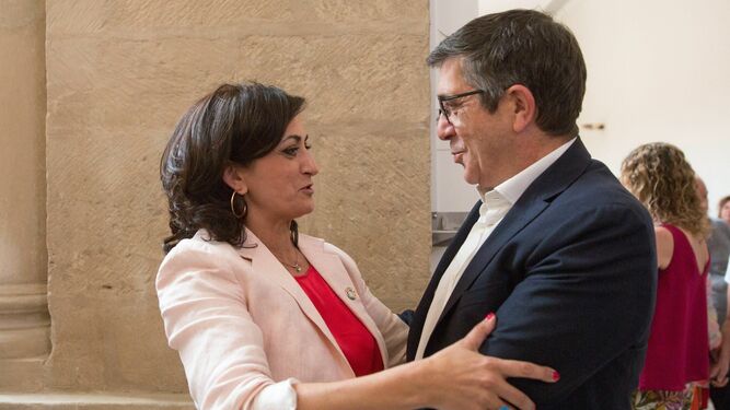Patxi López, secretario de Política Federal del PSOE, saluda en el Parlamento riojano a la socialista Concha Andreu.