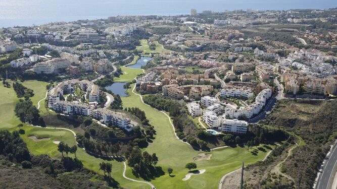 Vista aérea de un campo de golf de Marbella rodeado de urbanizaciones.