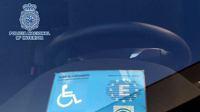 Desmantelan en Málaga un entramado de robo por encargo de tarjetas de aparcamiento de discapacitados.