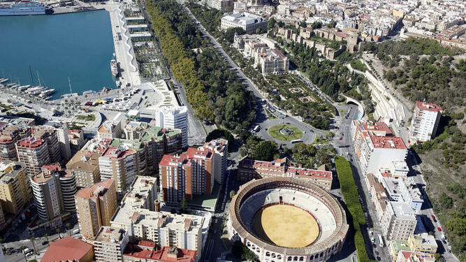 Vista aérea de parte del eje litoral de Málaga capital.
