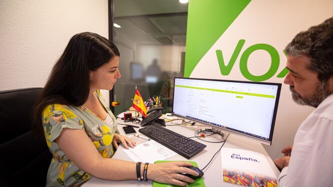 La diputada y secretaria general de Vox, Macarena Olona, realiza la transferencia desde la sede nacional del partido.
