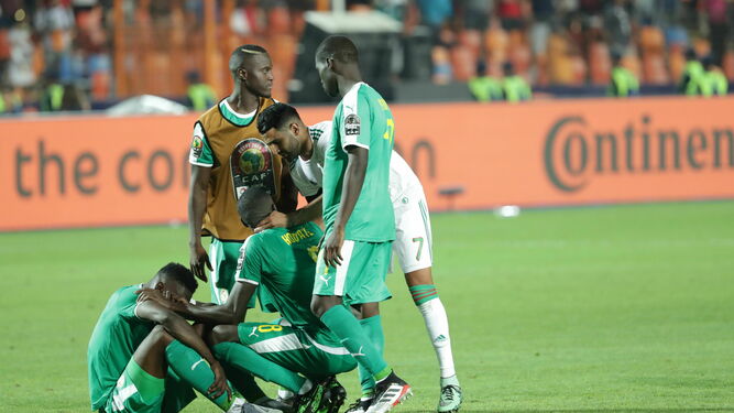 Los jugadores de Senegal, tras perder la Copa de África.