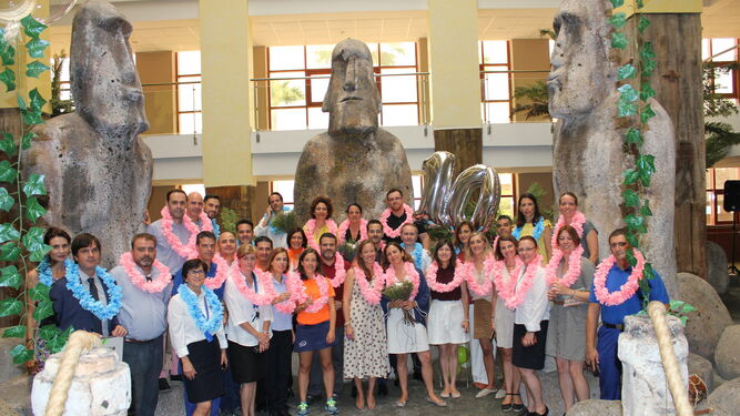 Empleados del hotel Polynesia, en Benalmádena, celebran el décimo aniversario de este complejo