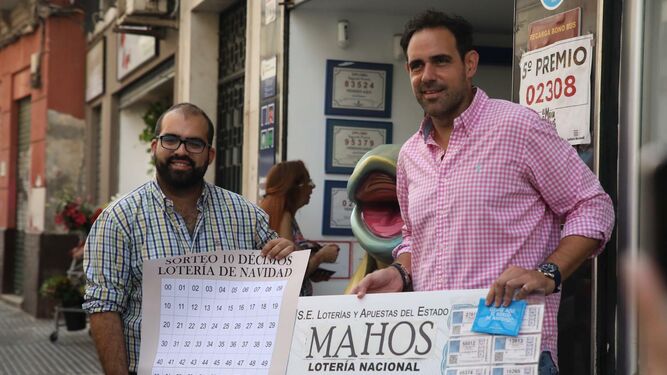Francisco Segovia (izquierda), propietario de Loterías Boquerón, y Javier Frutos (derecha), presidente de Mahos