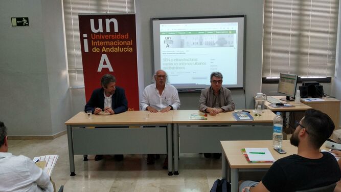 Enrique Salvo, Francisco González Fajardo y Antonio José Troya en la clausura del curso ‘SBN e infraestructuras verdes en entornos urbanos’.