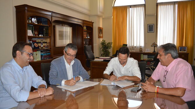 Firma del contrato con la adjudicataria del skatepark de Rincón de la Victoria.
