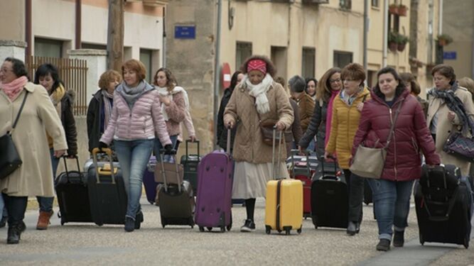 Las mujeres del pueblo segoviano que parten de vacaciones a Vera