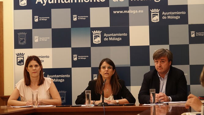 Susana Carillo, en el centro, informa sobre los asuntos de la Junta de Gobierno Local en Málaga.
