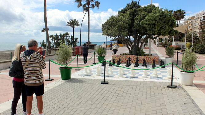 Uno de los tableros de ajedrez gigantes del paseo marítimo de Estepona.
