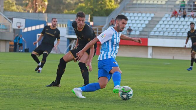 Pacheco controla el balón ante el Algeciras.