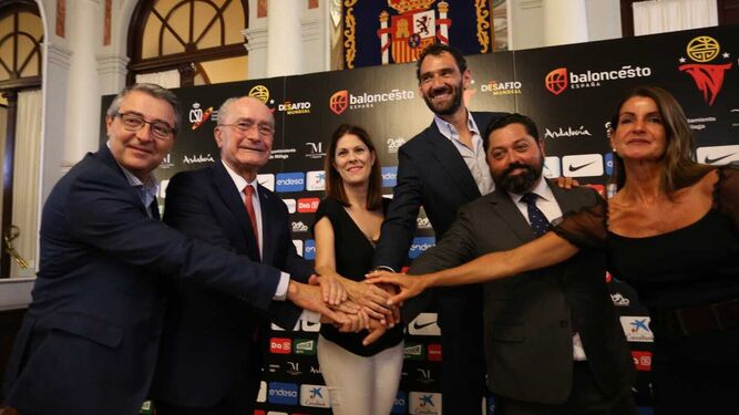 Las autoridades, en la presentación del Torneo de Málaga.