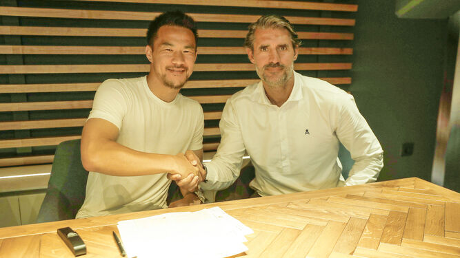 Okazaki posa junto a Caminero durante la firma de su contrato.