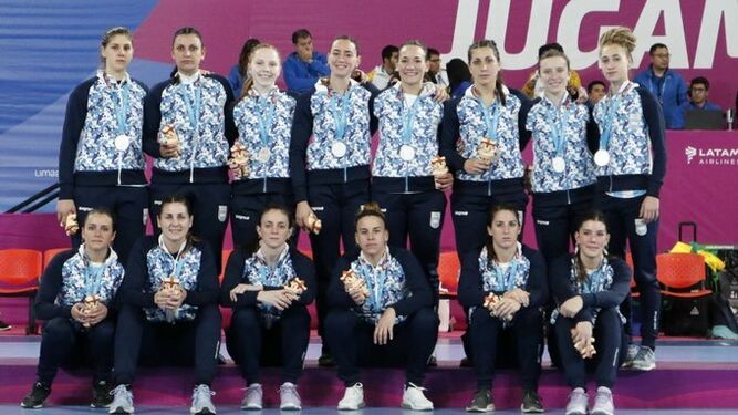 La selección argentina, posando con la medalla de plata.