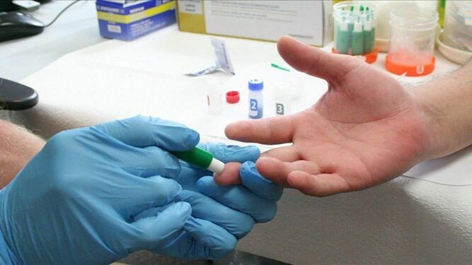 Realización de un test rápido de la hepatitis C.