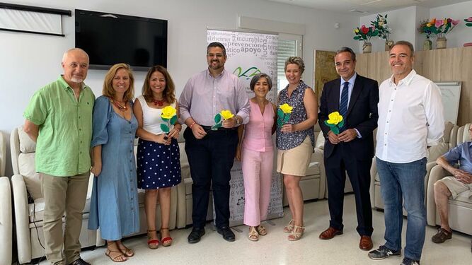La Asociación de Familiares y Enfermos de Alzheimer Mijas recibe una donación de La Obra Social La Caixa