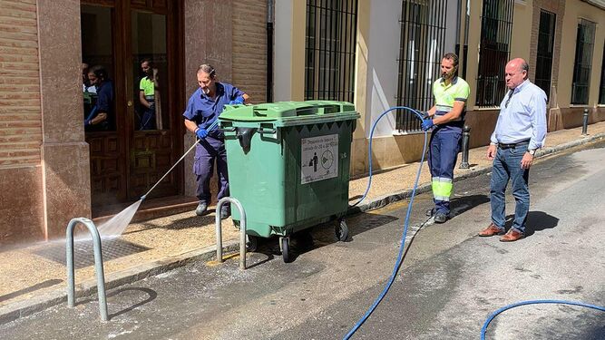 El alcalde de Antequera, Manuel Barón, con dos trabajadores que limpian las calles.