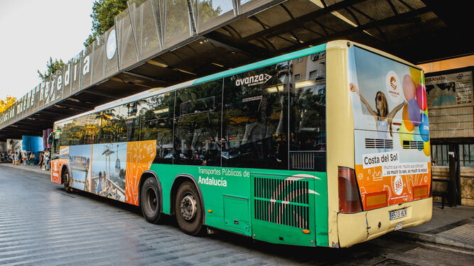 Publicidad en uno de los autobuses que conecta la capital con el litoral de Málaga.