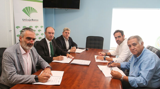 Firma de la renovación de los acuerdos entre Unicaja Banco y cuatro asociaciones empresariales turísticas de Málaga.