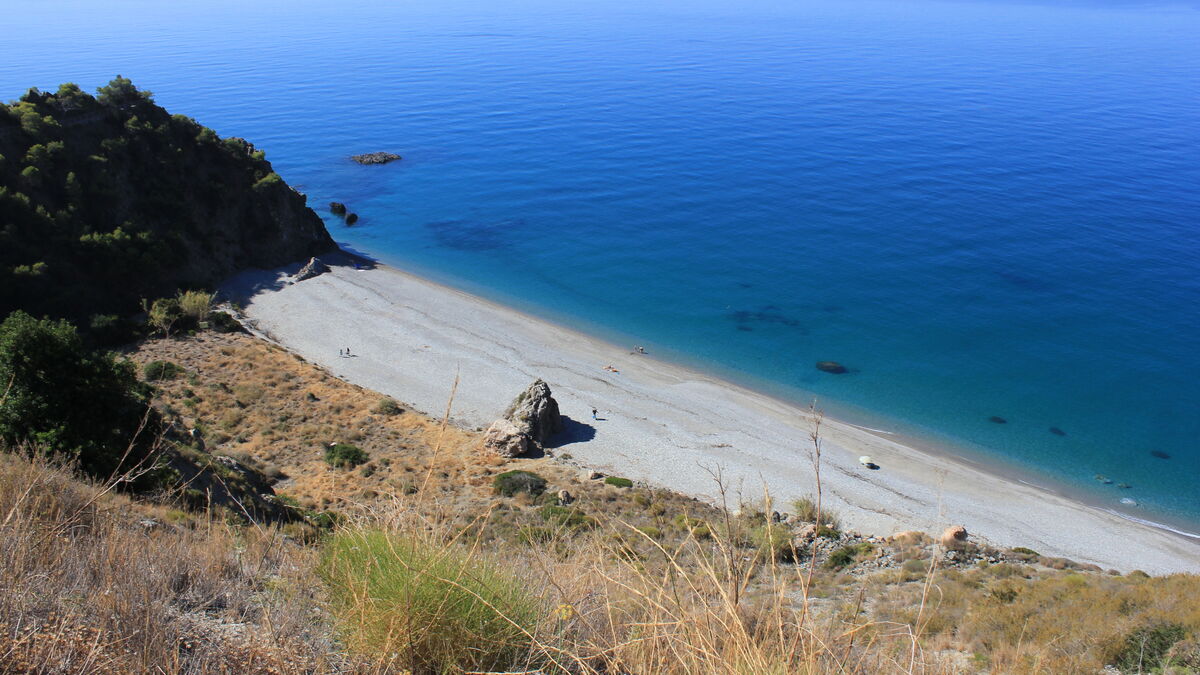 Algo más de 8 playas nudistas de Málaga naturalmente