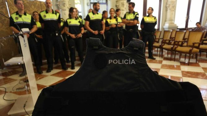 Presentación de los últimos chalecos antibala para la Policía Local de Málaga.