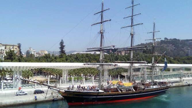 El velero  'Stad Amsterdam' este martes en el puerto de Málaga.