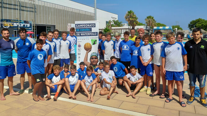 Jugadores del CW Málaga y el CN Sabadell, durante el intercambio en Inacua.