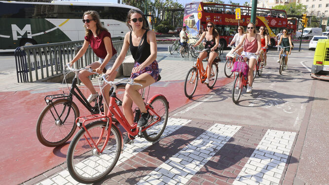 Un grupo de turistas transita en bicicleta por uno de los carriles bici de la ciudad.