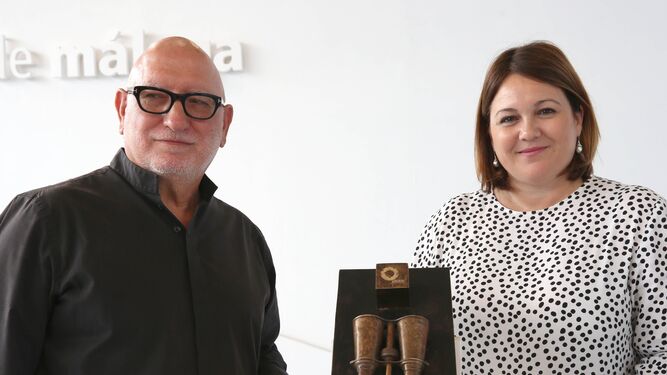 Natacha Rivas presenta el premio para emprendedores sociales, que recibirá una escultura de Antonio Suárez Chamorro.