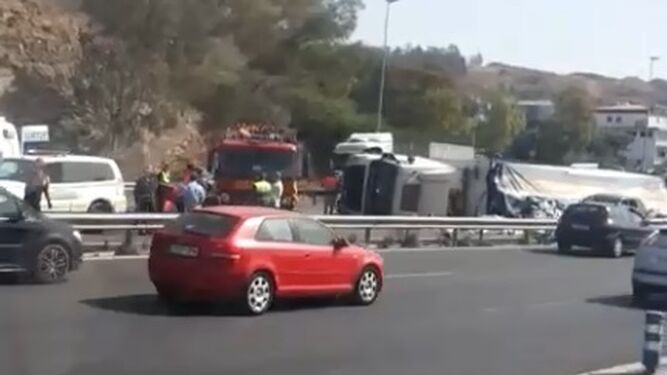 Imagen del camión accidentado en la A-7 en Marbella.