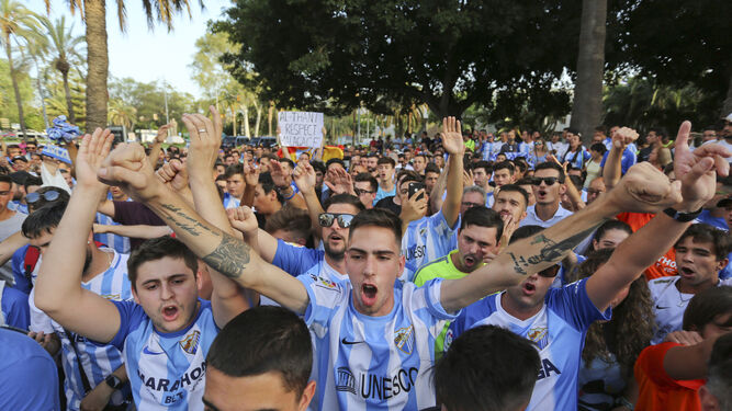 Aficionados del Málaga protestan contra Al-Thani.