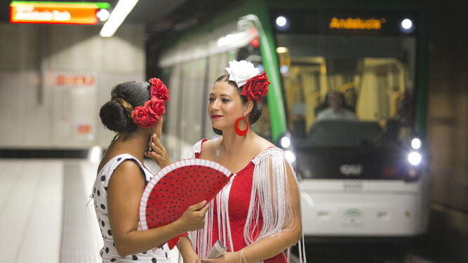 Dos mujeres van a la Feria de Málaga en Metro.