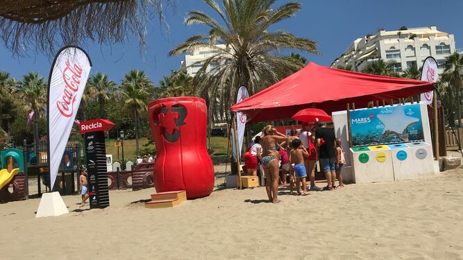 La jaima sostenible del proyecto Mares Circulares de Coca-Cola llega a la playa de la Bajadilla de Marbella