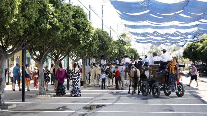Feriantes paseando por el Real Cortijo de Torres en las fiestas de 2018.