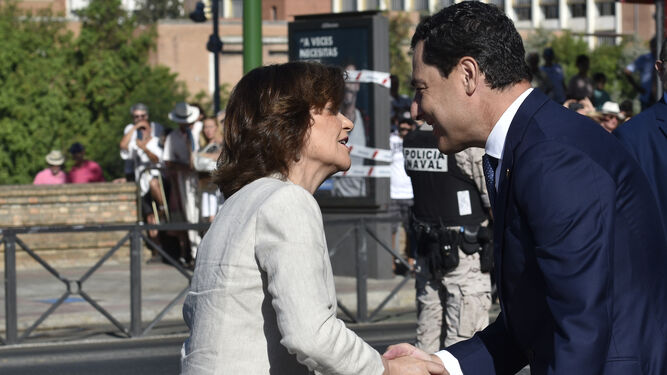 Carmen Calvo saluda ayer en Sevilla al presidente de la Junta, Juan Manuel Moreno Bonilla.