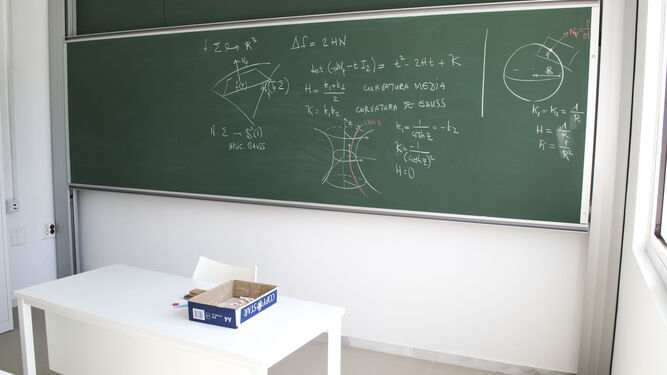 Pizarra con cálculos matemáticos en un centro educativo